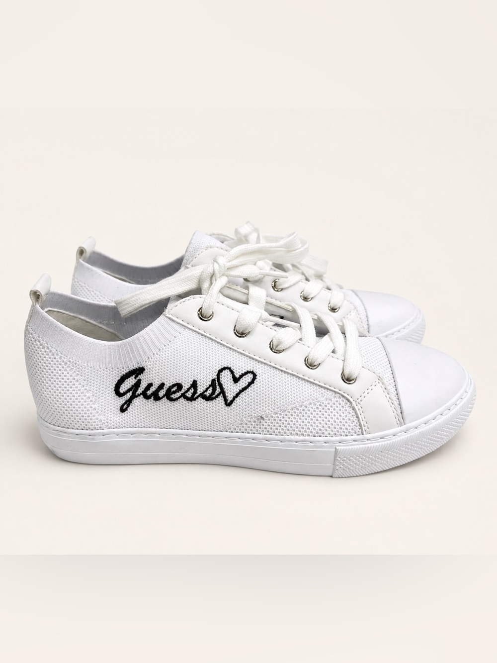 Guess Women’s Sneakers Size 8 ( Display item) NEW # a box 929
